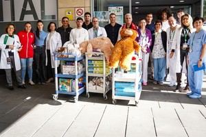 Almería lleva sonrisas a los niños del hospital