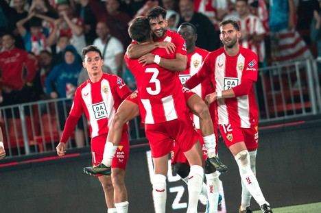 Almería arrasa y sigue en la lucha por el play-off