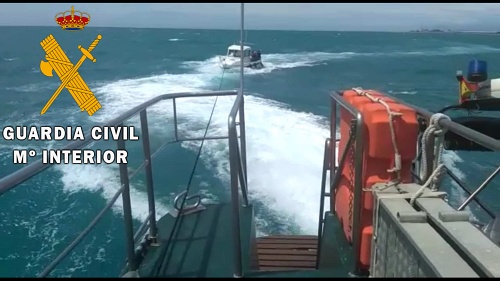 Guardia Civil auxilia a una embarcación a la deriva frente a Guardias Viejas