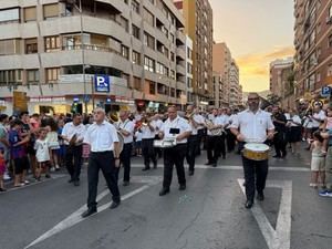 Almería celebra la Batalla de Flores con 30.000 claveles en un colorido desfile