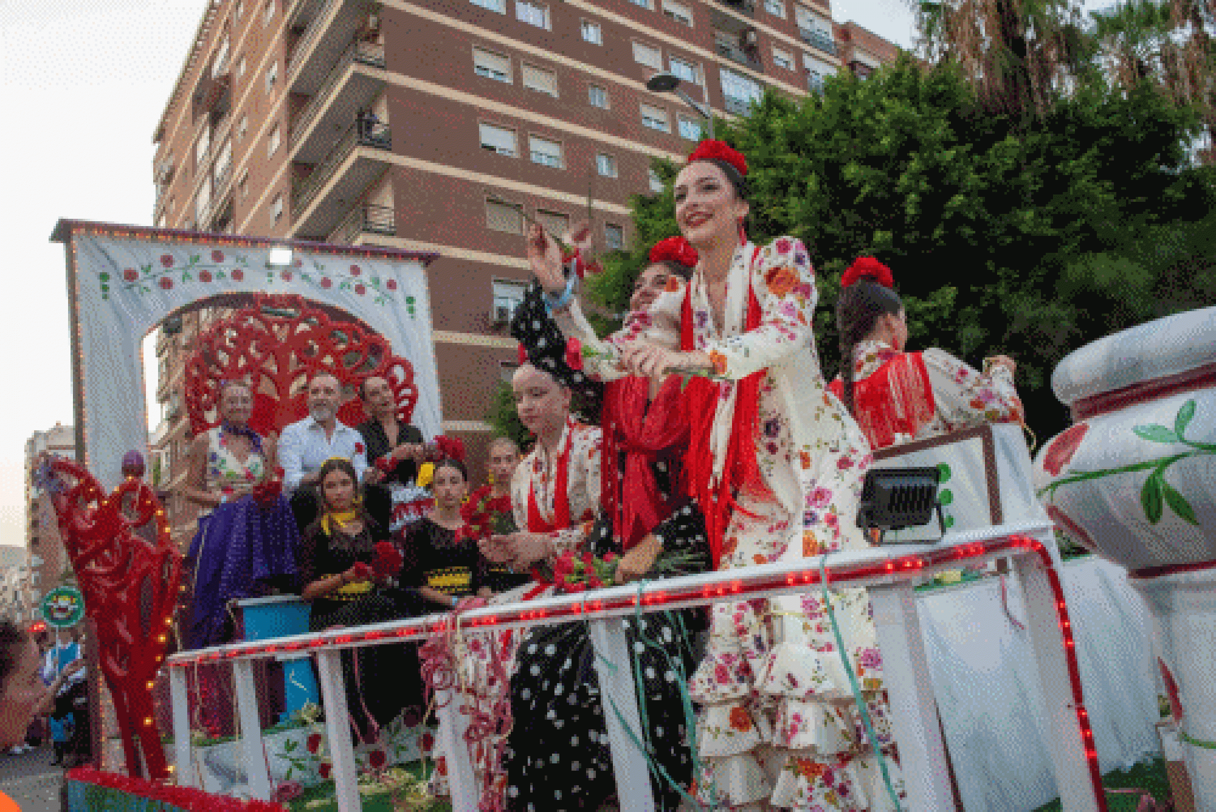 La Batalla de Flores convierte las calles de Almería en un río de colores, música y memoria compartida