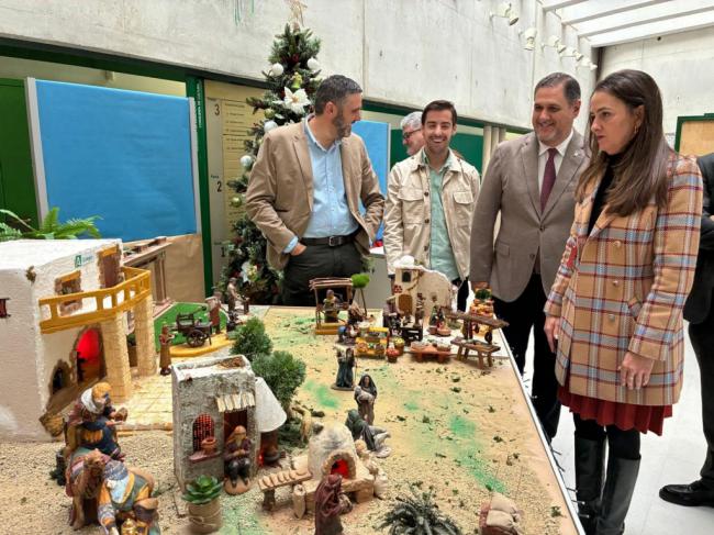La Junta inaugura el belén de la Delegación de Desarrollo Educativo en promoción del belenismo