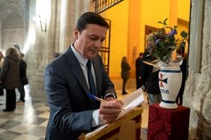 El presidente de Diputación pide por todos los almerienses en el Besapiés a Jesús Cautivo de Medinaceli