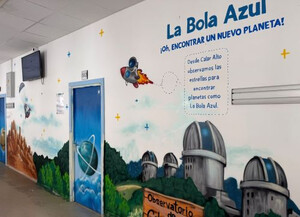 El centro Bola Azul decora sus consultas infantiles con motivos espaciales y almerienses