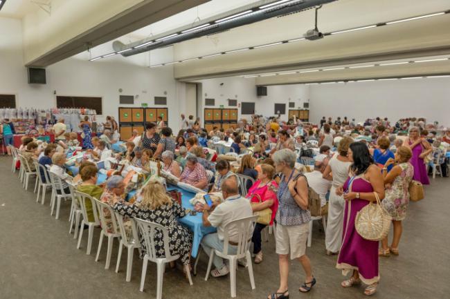 El XIV Encuentro de Bolillo acoge en Roquetas 250 encajeras de Almería, Málaga, Jaén y Murcia
