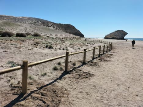 Prohibido pisar el paraíso: Almería extrema la vigilancia en las dunas de Mónsul y Los Escullos