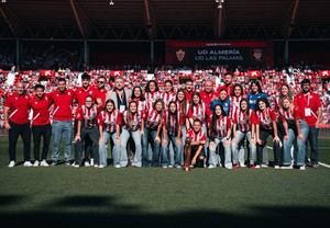 Homenaje al femenino en el partido de Coca-Cola