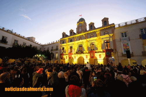 Teatro, música, alegría y una lluvia de caramelos en la noche de Reyes