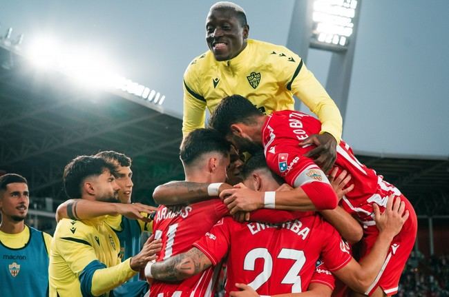 Almería sigue de racha y vence 4-2 al Zaragoza
