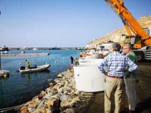La Autoridad Portuaria de Almería instala los pantalanes en el nuevo fondeadero