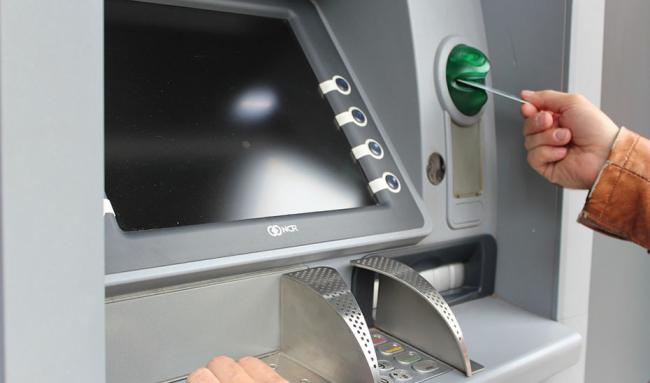 Consumo activa inspecciones para vigilar si los servicios bancarios incluyen cláusulas abusivas