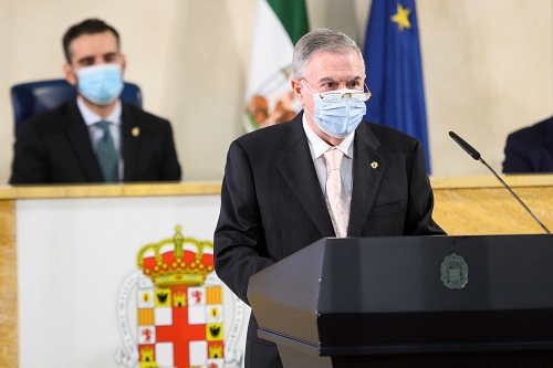 El fiscal Fernando Brea recibe la resolución que le otorga una avenida a su nombre