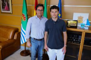 El alcalde felicita a Carlos Pérez por su logro académico