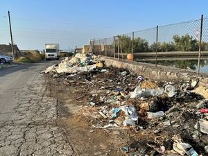 PSOE denuncia la desidia municipal en Bellavista tras incendio de vertedero