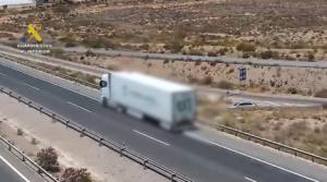 Temeridad en la A-7: marcha atrás con un camión para esquivar una retención
