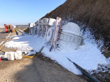 Reabren la A7 tras el el vuelco de un camión cargado de gasolina