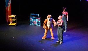Cantajuego llena de familias el Teatro Auditorio de Roquetas de Mar