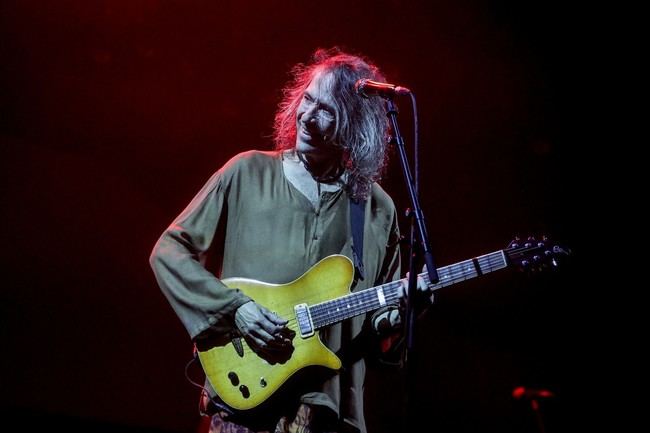 Robe Iniesta se aleja de los escenarios por problemas de salud