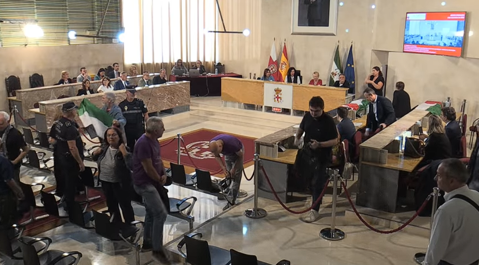 Un polémico informe del secretario municipal impide votar una moción contra el genocidio palestino