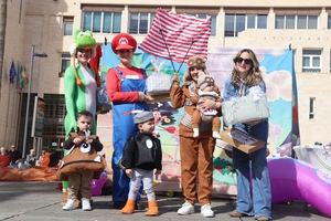 El Ejido se rinde al ingenio del Carnaval con una explosión de color en la Plaza Mayor