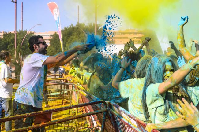 1.600 almerienses cogen color en la tercera edición de la carrera ‘Holi Life’