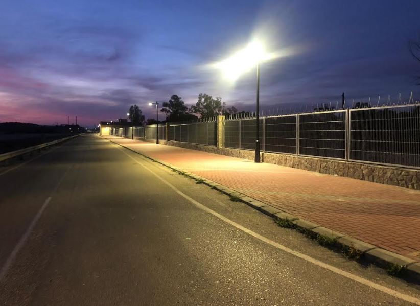 Cuevas mejora el acerado y alumbrado de la carretera del pantano