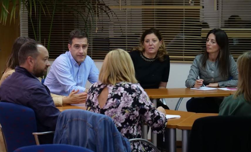 El PP propone un cheque escolar de 1.000 euros por curso a familias con menores de 0 a 3 años