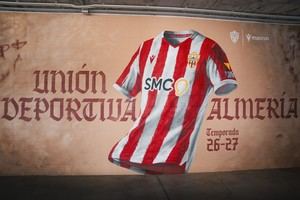 Indalo brilla en la nueva camiseta del Almería