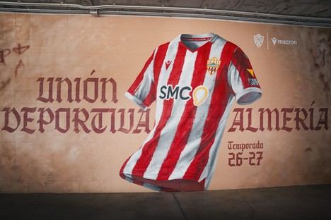 Indalo brilla en la nueva camiseta del Almería