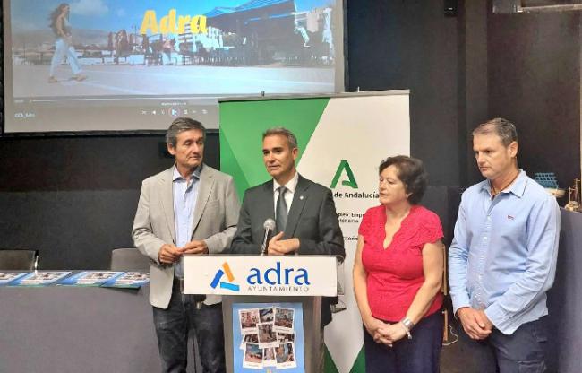 Junta y Ayuntamiento ponen en valor el Centro Comercial Abierto de Adra