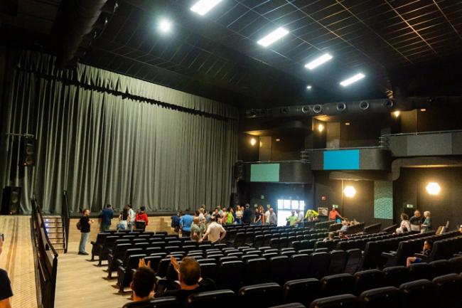 Un centenar de abderitanos visitan el Centro Cultural en su reapertura