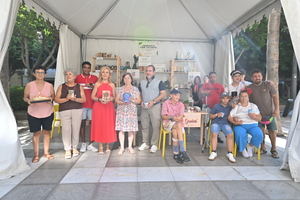 Personas con discapacidad muestran su talento con la cerámica en la Feria de Almería
