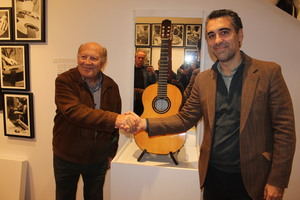 Juan Miguel González cede una histórica guitarra al museo de Almería