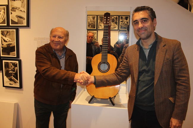 Juan Miguel González cede una histórica guitarra al museo de Almería
