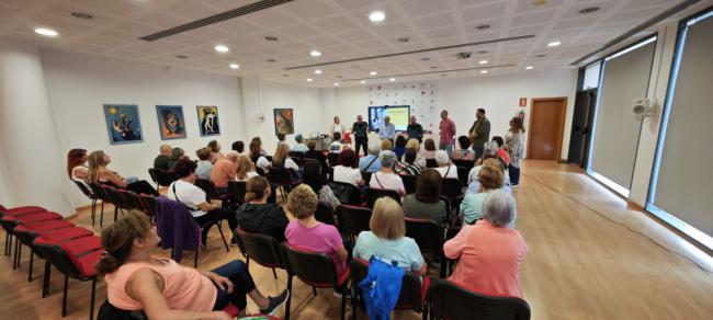 Mayores de Vícar aprenden a identificar estafas en internet