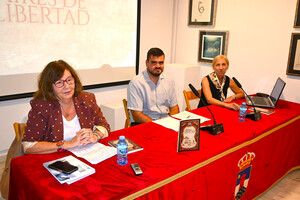 María José López Carmona presenta el libro que reúne la obra de teatro ‘Aires de libertad’ en Roquetas de Mar