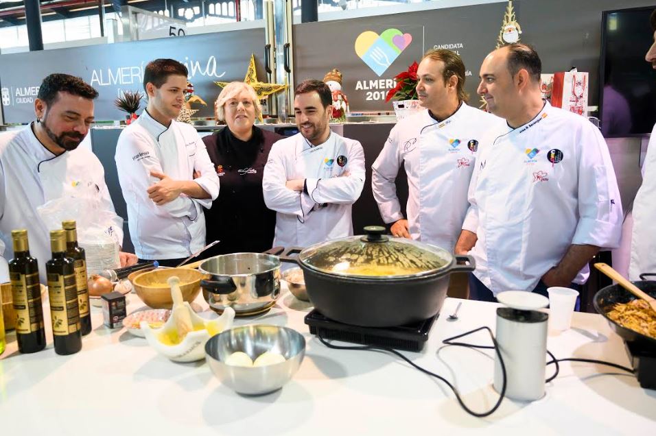 Cocineros comparten recetas tradicionales de Almería