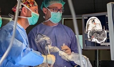 Cirugía cerebral innovadora en el Hospital Virgen del Rocío de Almería