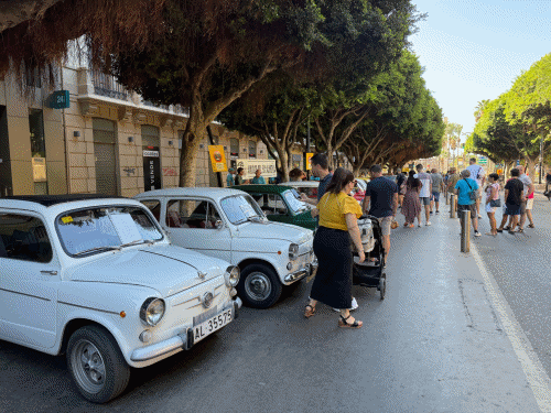 La historia de la España de los años 60 y 70 se pasea en Seat 600 y Mini Cooper