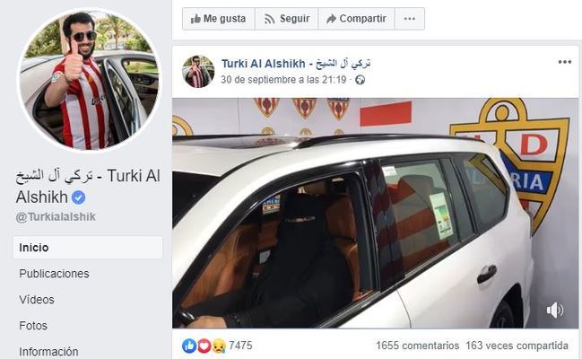Mujer con burka promociona el sorteo de un coche de la UD Almería