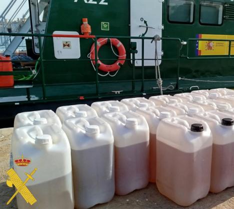 Detenidos tres hombres con 1.800 litros de combustible en Alborán