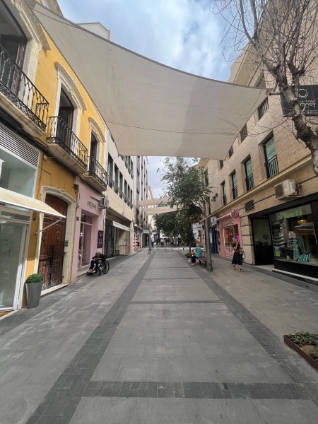 Inician la instalación de toldos en el centro de Almería para el verano