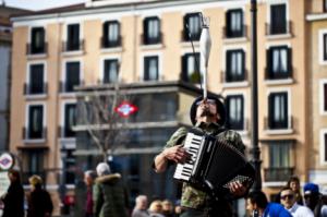 El programa ‘A pie de calle’ se inicia en Roquetas de Mar con la compañía Máximo Óptimo en el Anfiteatro