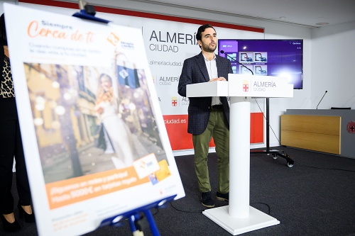 El Ayuntamiento y Almería Centro recuerdan que el comercio ‘Siempre está cerca de ti’