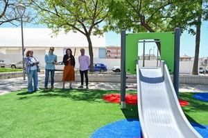 Finalizan las obras del parque infantil en la calle Bédar y avanzan en Felipe II, Villablanca