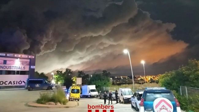 Cinco municipios de Cataluña confinados por nube tóxica de un incendio industrial