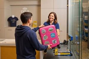 Correos en Almería ofrece servicios para facilitar las vacaciones de los viajeros