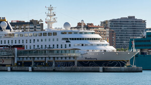 El puerto de Almería despide el "museo flotante"  Seven Seas Grandeur