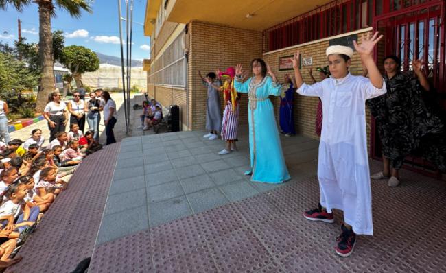 Vícar celebra la diversidad cultural con música y danza