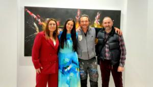 El artista J&#511;wu expone sus pinturas en Roquetas de Mar